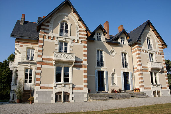 http://www.huntfrance.com/images/chateau-front-3a.jpg